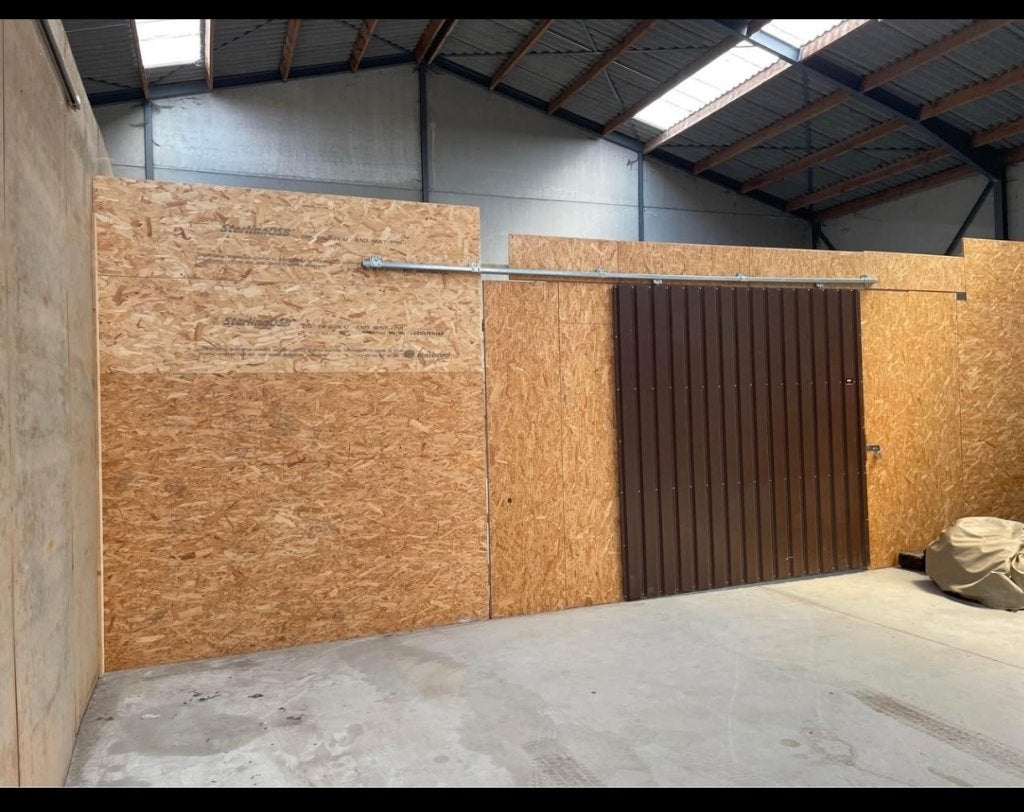 Loods Bulskamp (Furnes), 150 m², Location, Espace commercial