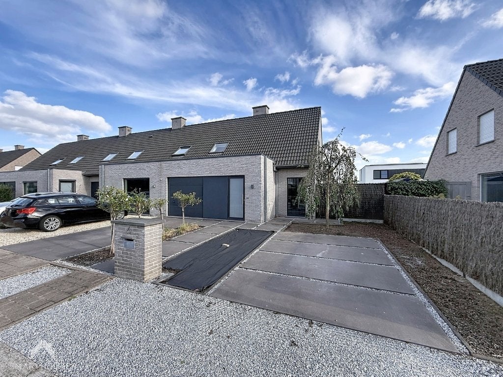 Energiezuinige gezinswoning met airco in Beveren-Leie, 200 tot 500 m², 126 m², 45 kWh/jaar, Hoekwoning