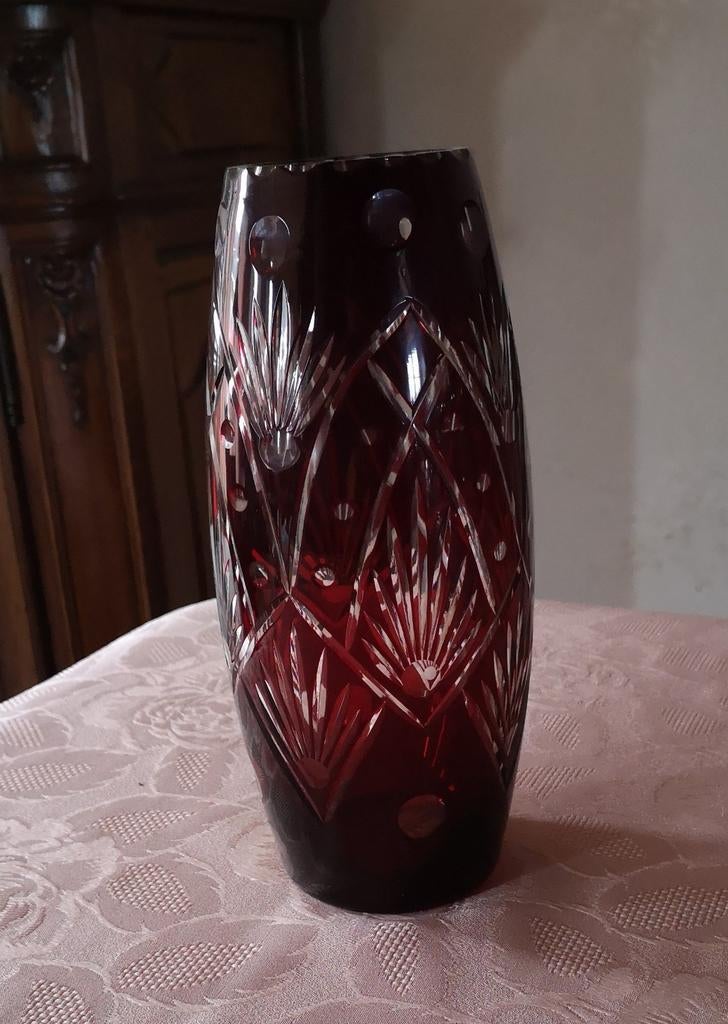 Vaas in Cristal granaat kleur, Antiek en Kunst, Antiek | Vazen, Ophalen of Verzenden