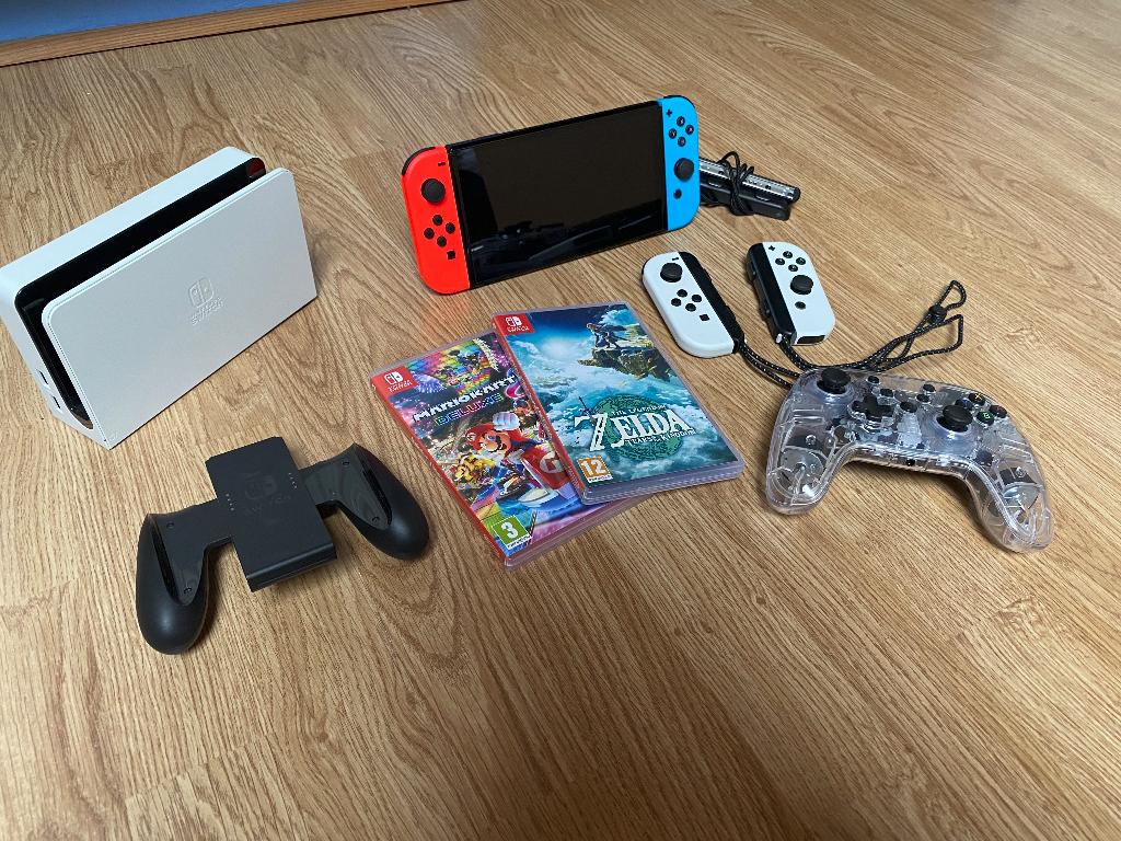 Nintendo Switch OLED - 2 games + 4 Joy-Cons + tv-dock, Games en Spelcomputers, Spelcomputers | Nintendo Switch, Switch OLED, Met games