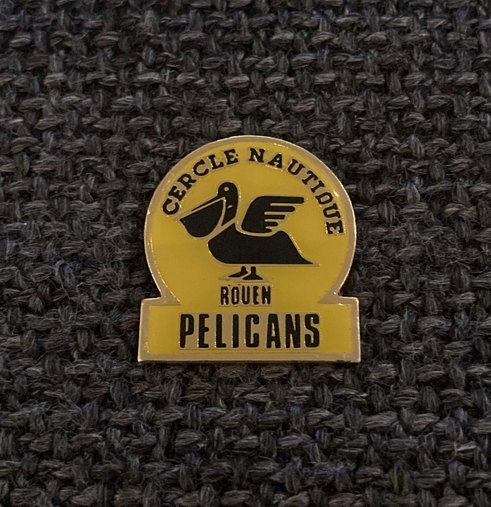 PIN - CERCLE NAUTIQUE - ROUEN - PELICANS - PELIKAAN, Envoi, Utilisé, Animal et Nature, Insigne ou Pin's