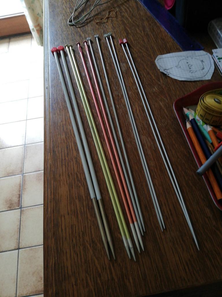 6 paires d'aiguilles à tricoter. Nos 6,5,4,3.5,3,2.5, Enlèvement ou Envoi, Comme neuf