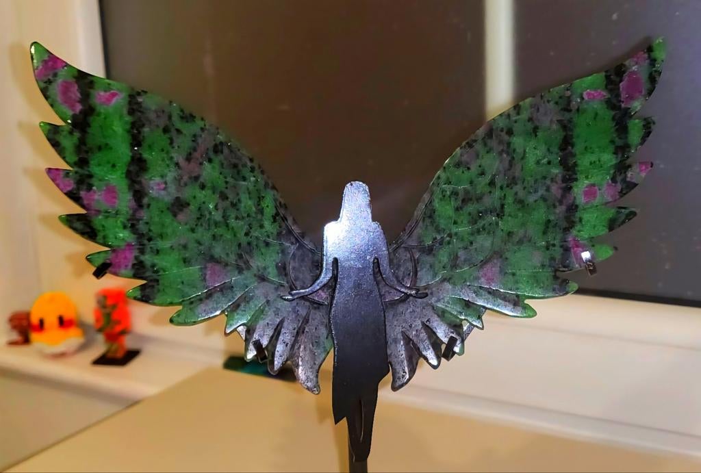 Uniek Robijn in Zoisiet Engelenvleugel Beeldje, Verzamelen, Mineralen en Fossielen, Ophalen of Verzenden
