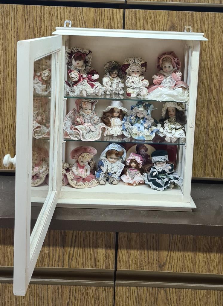 12 porseleinen poppetjes met kast, Collections, Jouets miniatures, Utilisé, Enlèvement