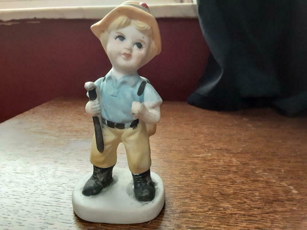 Statuette garçon randonneur 12cm, Ophalen of Verzenden, Zo goed als nieuw, Mens
