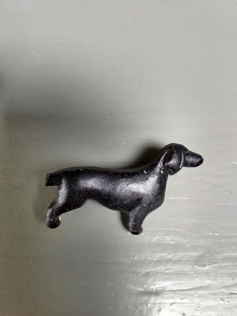 Broche Teckel hond, Handtassen en Accessoires, Broches, Ophalen of Verzenden, Zo goed als nieuw, Zwart, Overige materialen