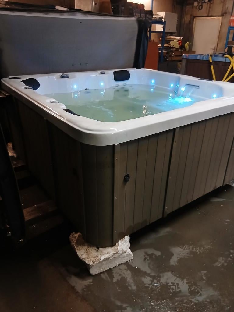 Gratis hot tub geleverd met 1 dag garantie, Ophalen of Verzenden