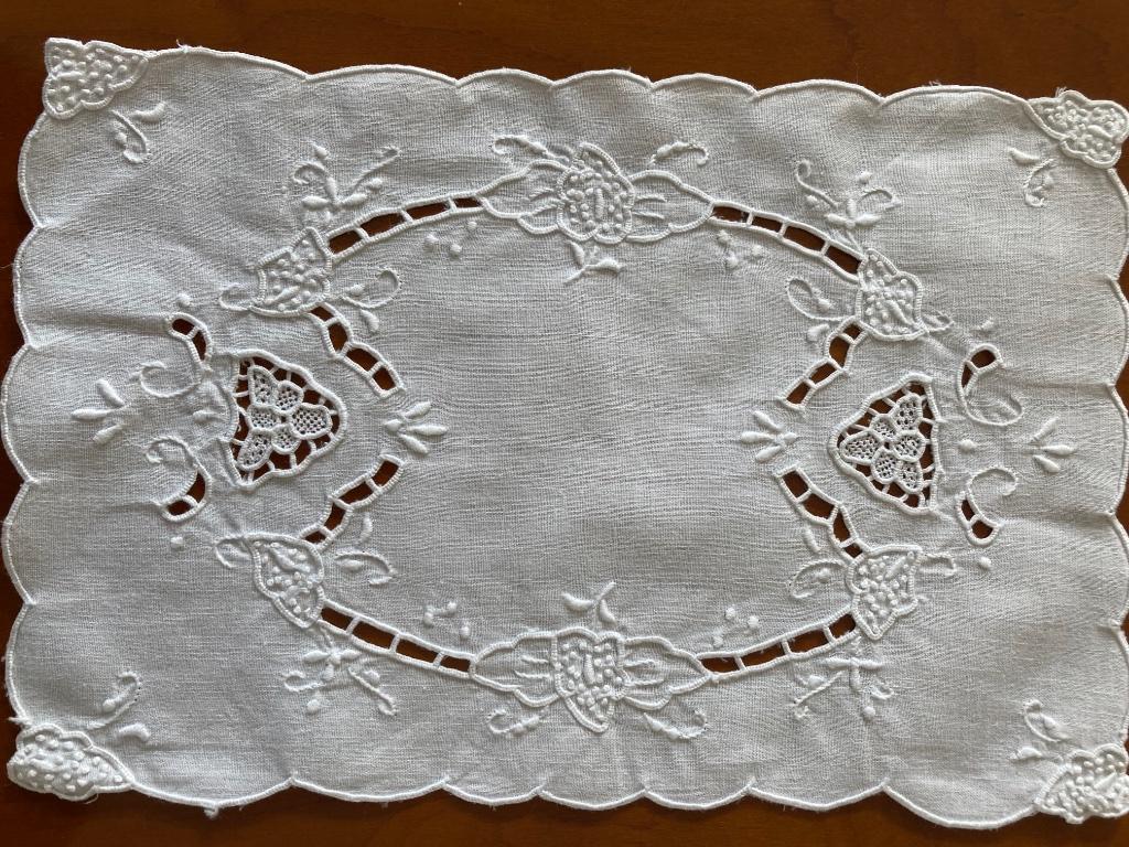 6 napperons blancs brodés vintage, Enlèvement, Comme neuf, Rectangle