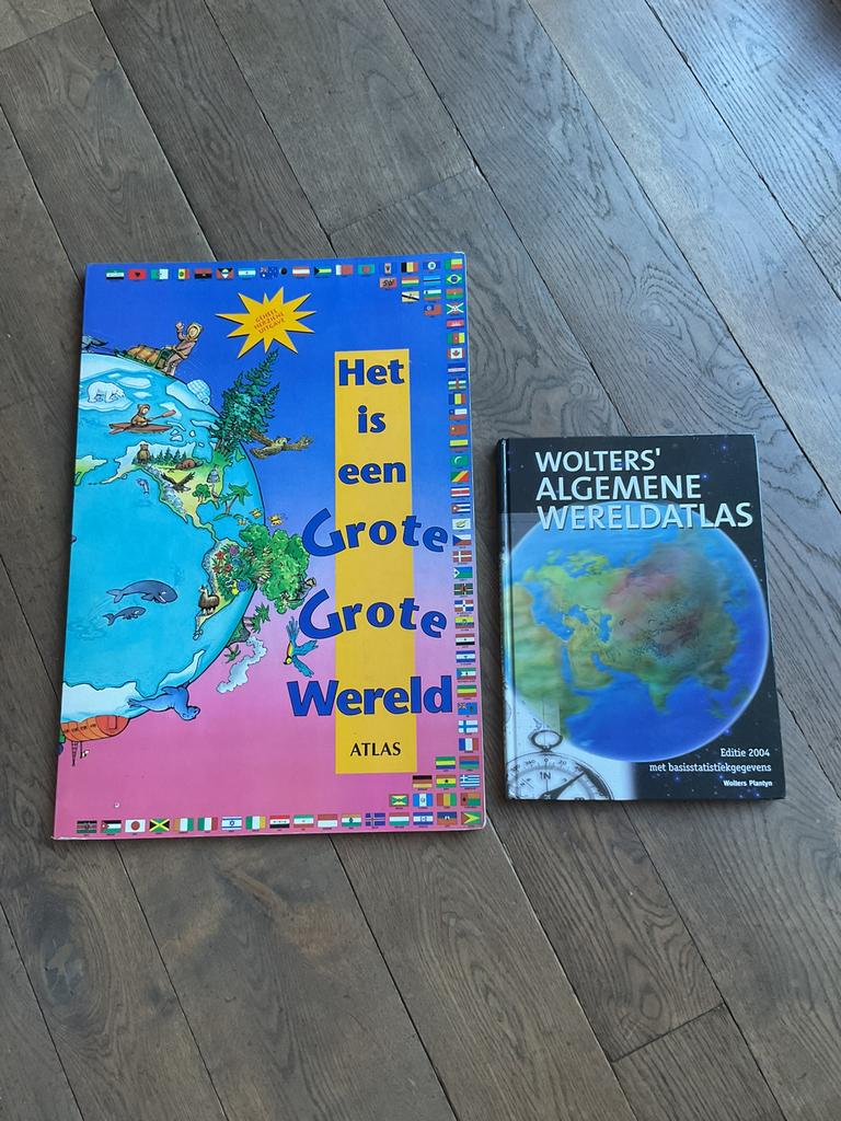 2x grote wereldatlas, Boeken, Atlassen en Landkaarten, Ophalen of Verzenden