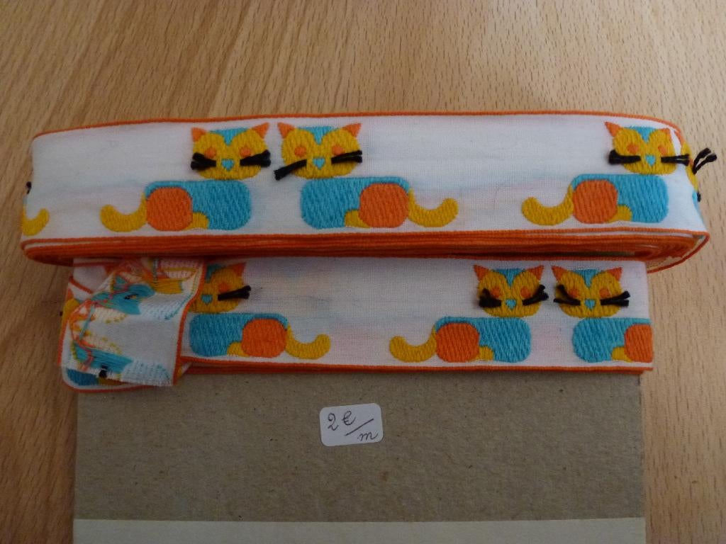 Vintage geborduurde naaifournituren met kattenlint, Hobby en Vrije tijd, Naaien en Fournituren, Ophalen of Verzenden, Nieuw