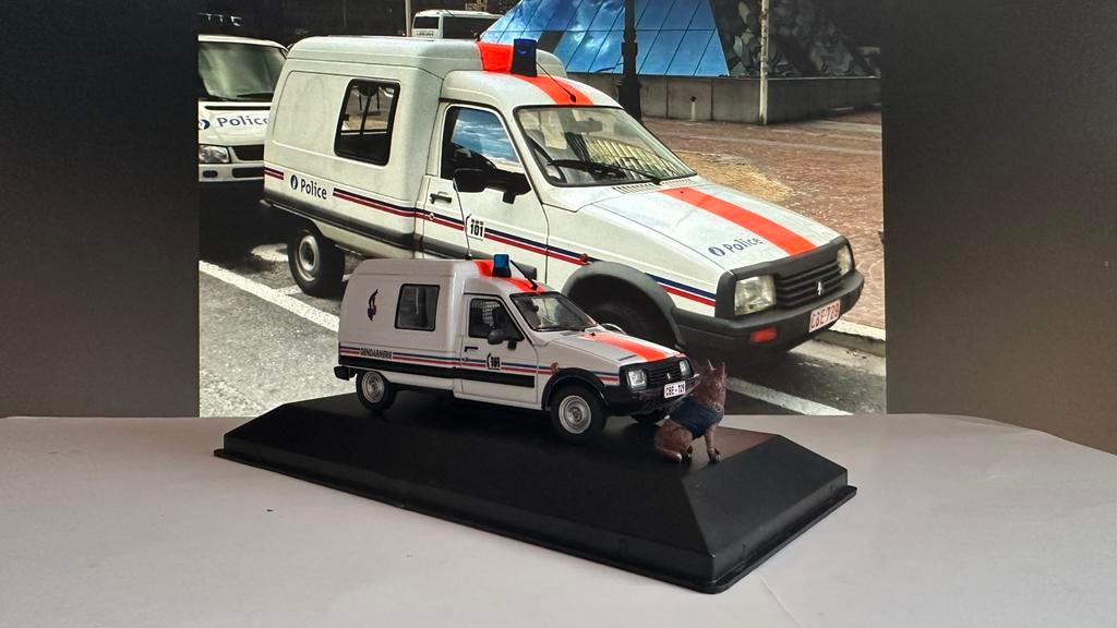 Citroën C15 gendarmerie belge rijkswacht + chien 1/43, Enlèvement, Comme neuf, Voiture, Universal Hobbies