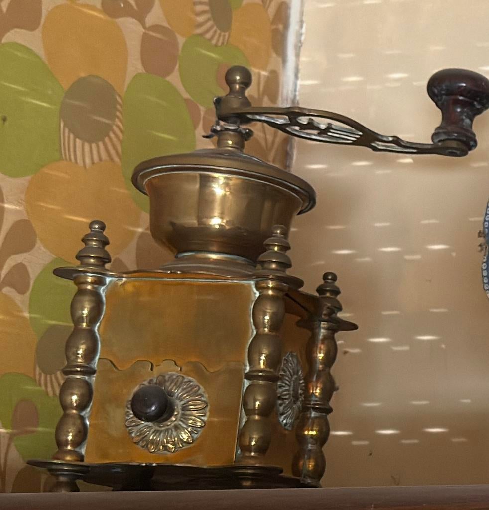 Vintage French brass coffee grinder with decorative fluting, Ophalen