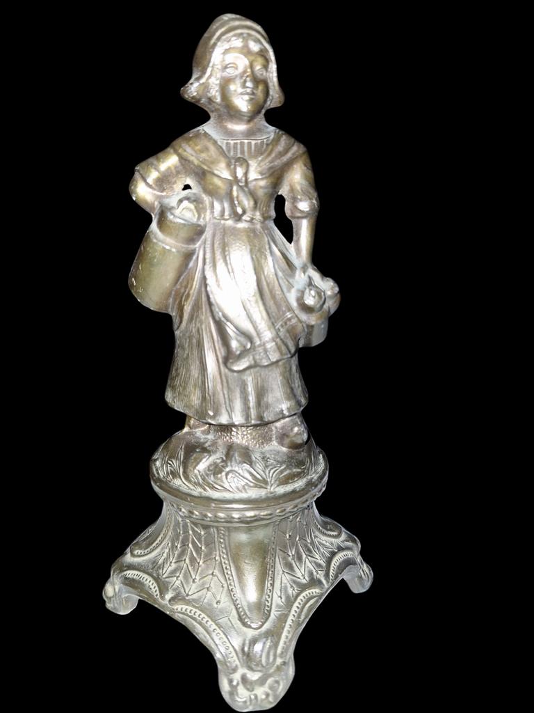 Kunstbronzen beeldje van een melkmeisje, Ophalen of Verzenden, Zo goed als nieuw, Mens