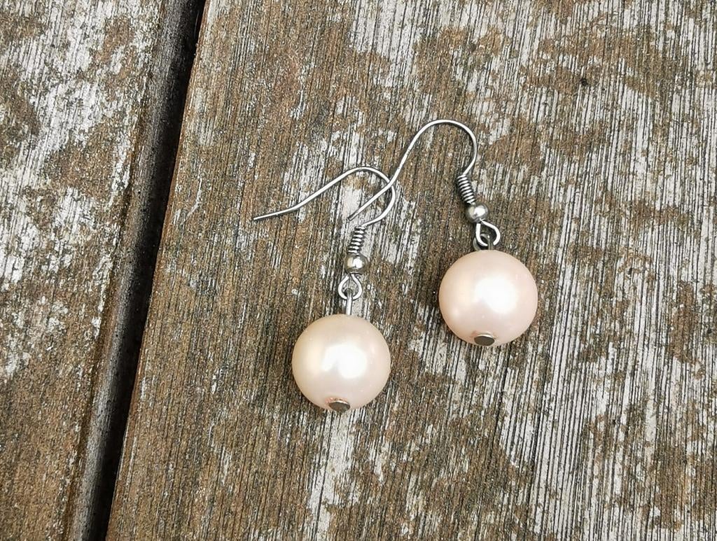 Oorbellen met roze glanzende parels., Ophalen of Verzenden, Zo goed als nieuw, Roze, Hangers