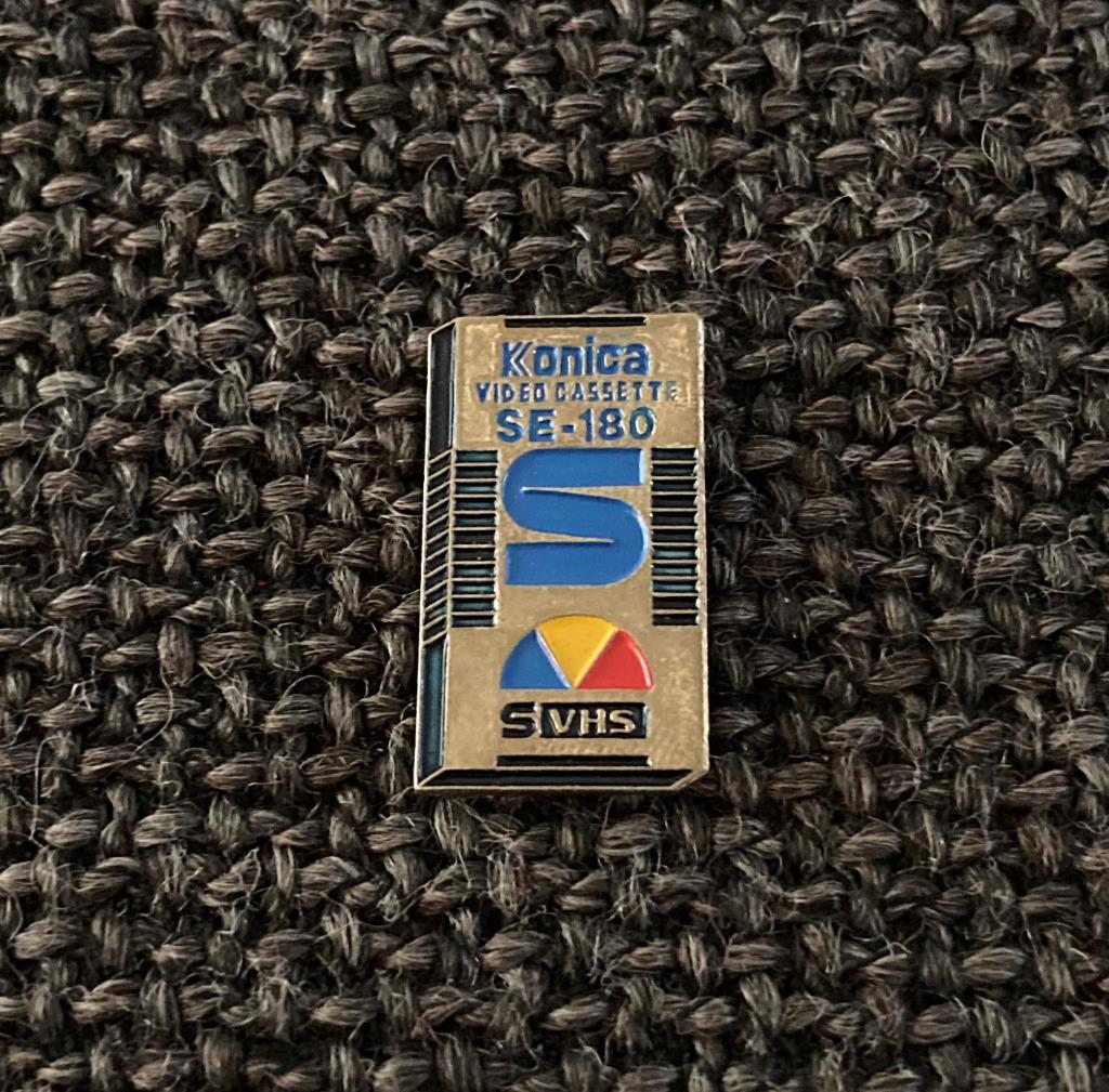 PIN - KONICA - VHS - VIDEO CASSETTE, Collections, Envoi, Utilisé, Marque, Insigne ou Pin's