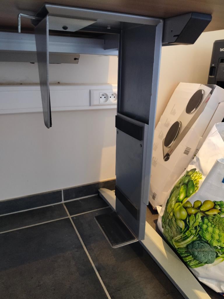 Bureau palmberg nieuw staat, Huis en Inrichting, Bureaus, Zo goed als nieuw, In hoogte verstelbaar, Ophalen