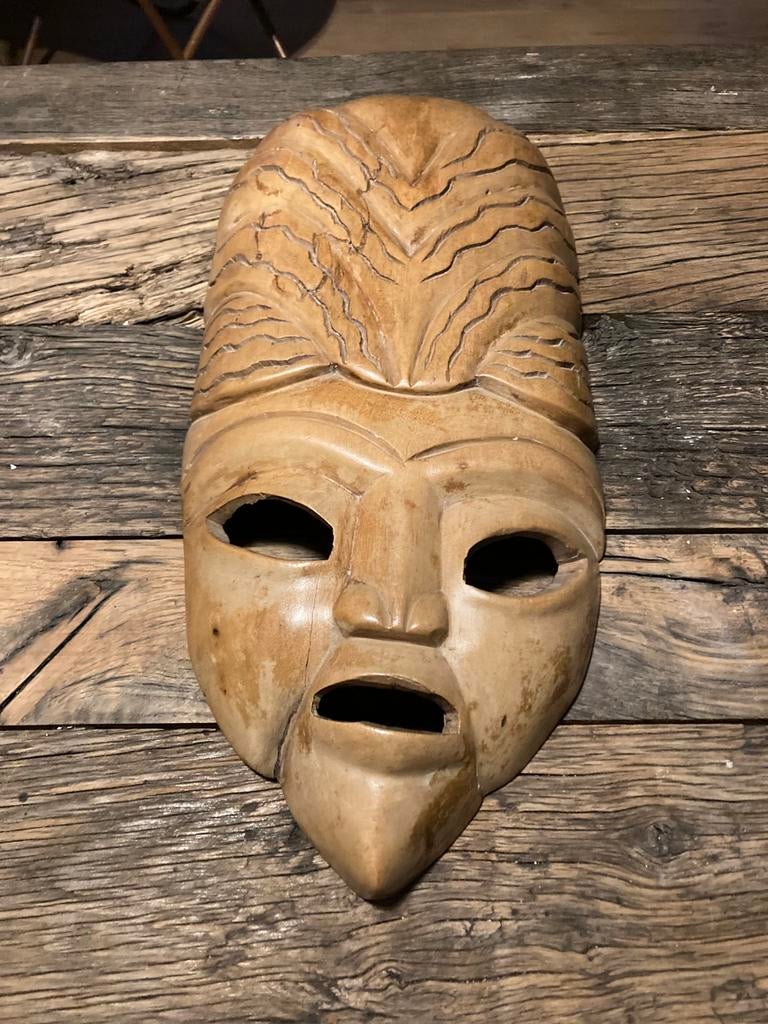 Masque africain sculpté en bois massif. Décoration murale, Antiquités & Art, Enlèvement ou Envoi