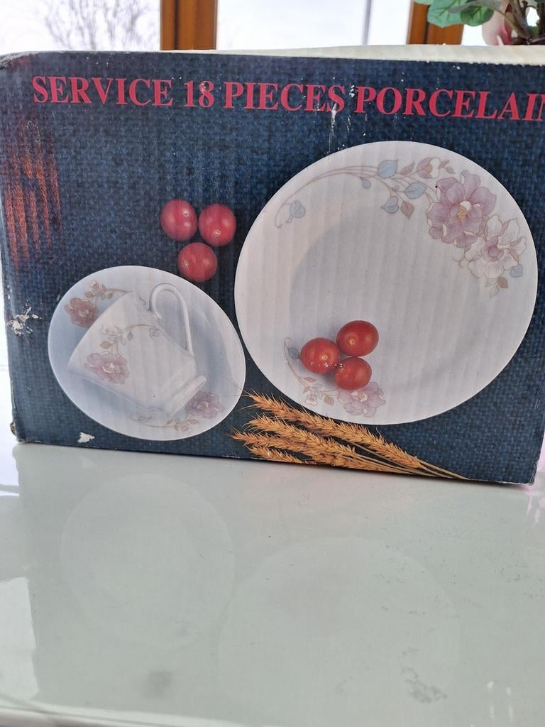 SERVICE 18 PIECES EN PORCELAINE NEUF., Enlèvement ou Envoi, Neuf, Porcelaine, Service complet