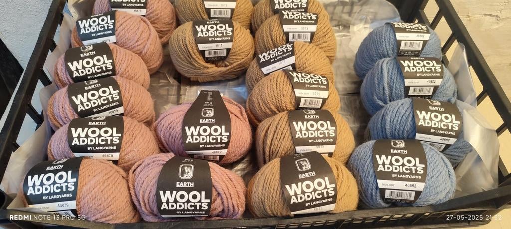 WOOL Addicts. EARTH. Garens zie beschrijving bij de foto' s., Hobby en Vrije tijd, Ophalen, Nieuw