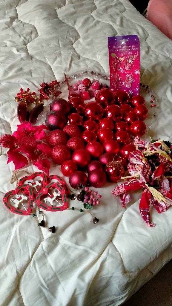 Rood kerstgerief:36 kerstballen,piek,strikjes,hangers., Ophalen, Gebruikt