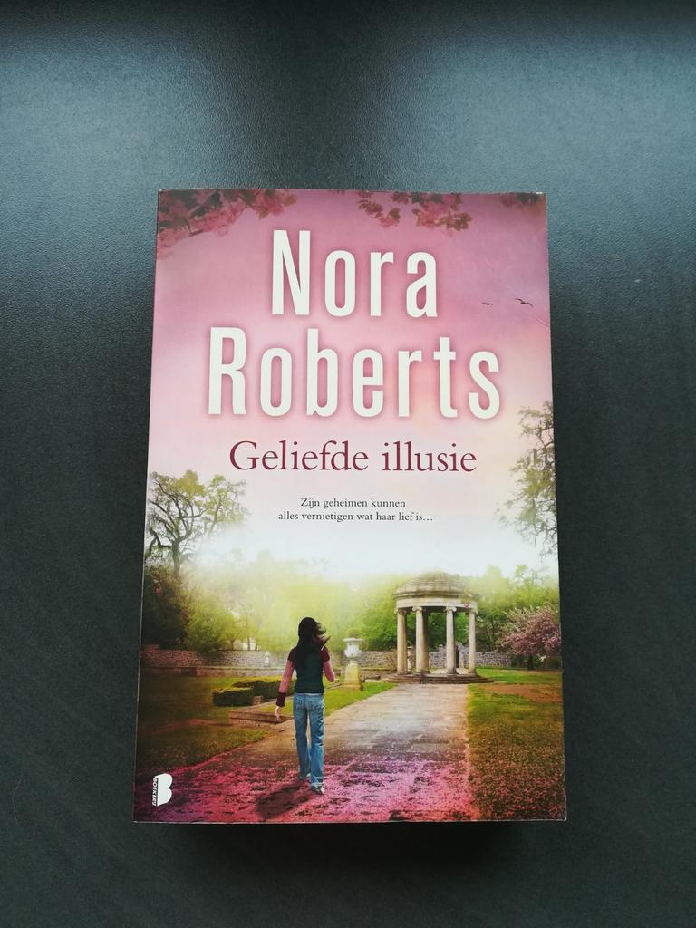 Nora Roberts - Geliefde illusie, Ophalen of Verzenden, Gelezen, Nora Roberts