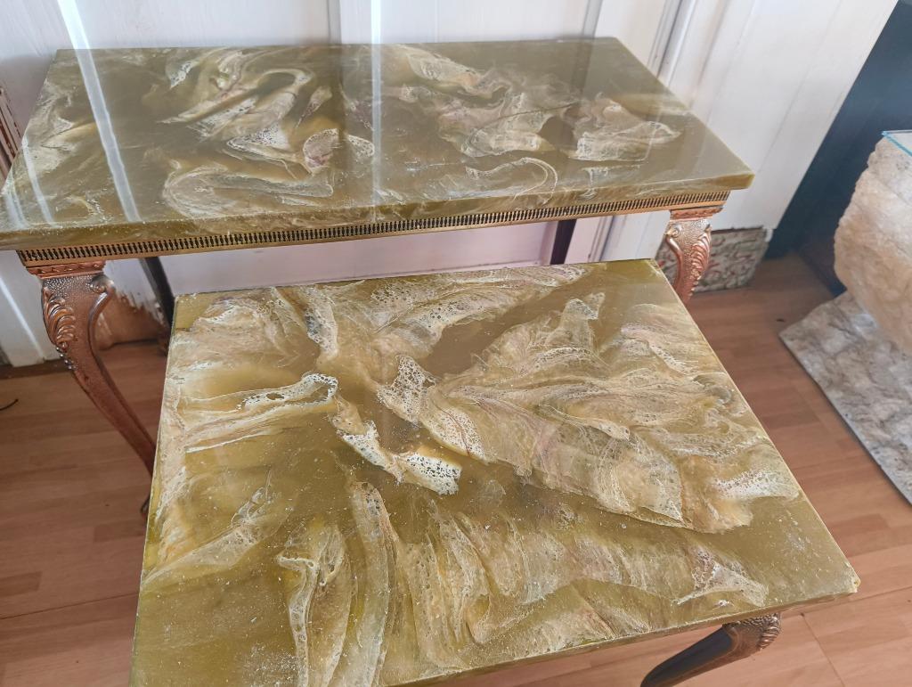 Tables en onyx, Enlèvement