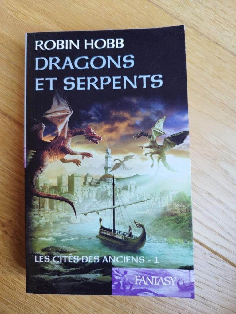 Les cités des anciens 1  : dragons et serpents de Robin Hobb, Ophalen of Verzenden, Zo goed als nieuw