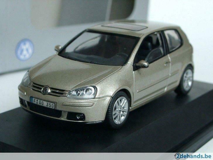 1:43 Schuco VW Golf 5 V 3deurs metallicgold 2005, Hobby en Vrije tijd, Modelbouw | Auto's en Voertuigen, Nieuw, Auto, 1:32 tot 1:50
