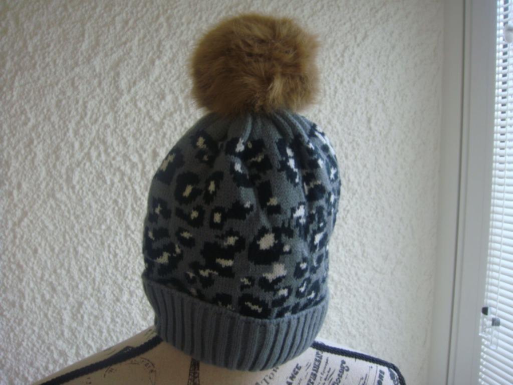 Bonnet imprimé. Pompon fausse fourrure. Taille unique., Enlèvement ou Envoi, Comme neuf, Bonnet