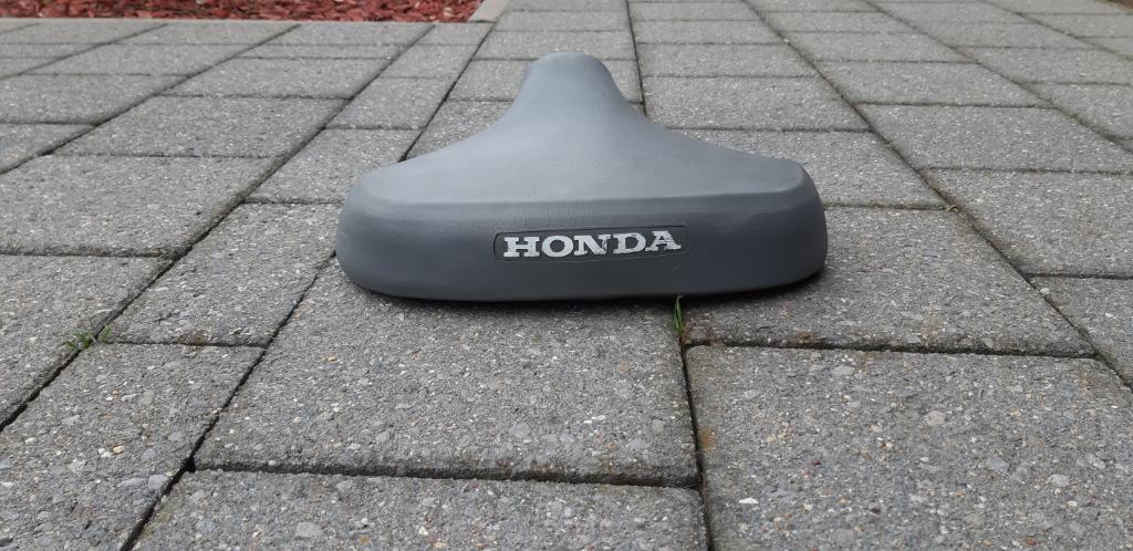Grijze Padestoel zadel voor Honda Camino., Enlèvement ou Envoi, Utilisé, Selle