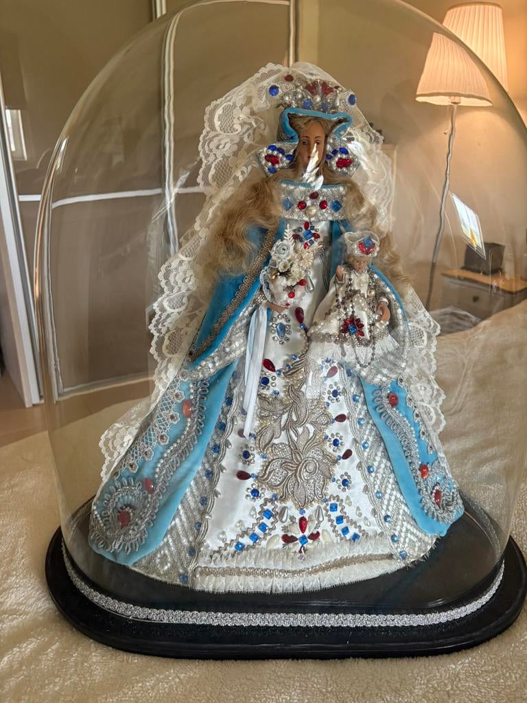 Poupée religieuse sous une cloche, Enlèvement