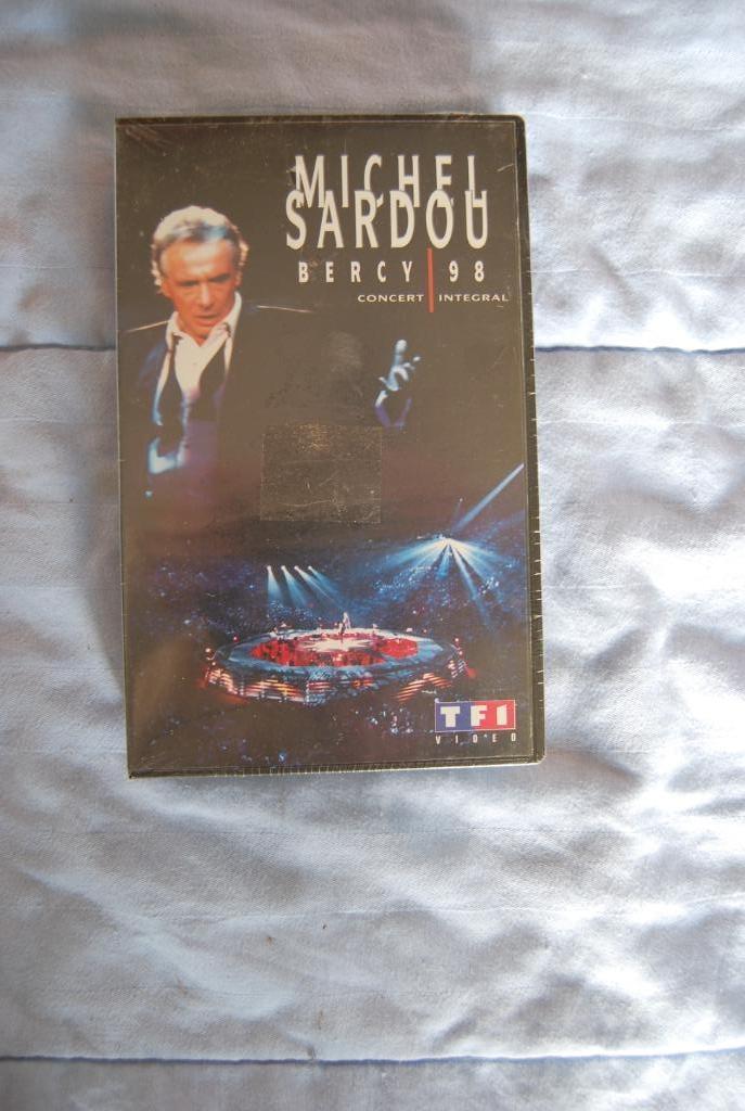 VHS Michel Sardou nieuw uit 1998 in Bercy, Ophalen of Verzenden, Nieuw in verpakking, Muziek en Concerten