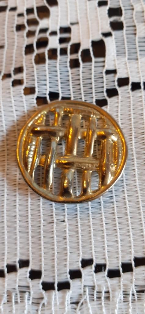 Broche ronde reflet doré argenté de fantaisie motif grillage, Bijoux, Sacs & Beauté, Broches, Enlèvement ou Envoi, Utilisé, Argent