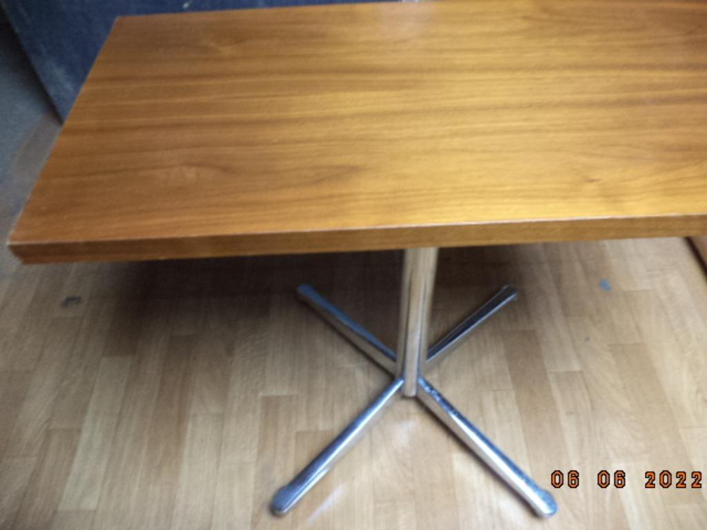 Retro tafeltje: houten blad + voet van chroom op 4 wieltjes., Comme neuf, Enlèvement, 50 à 100 cm, Moins de 50 cm
