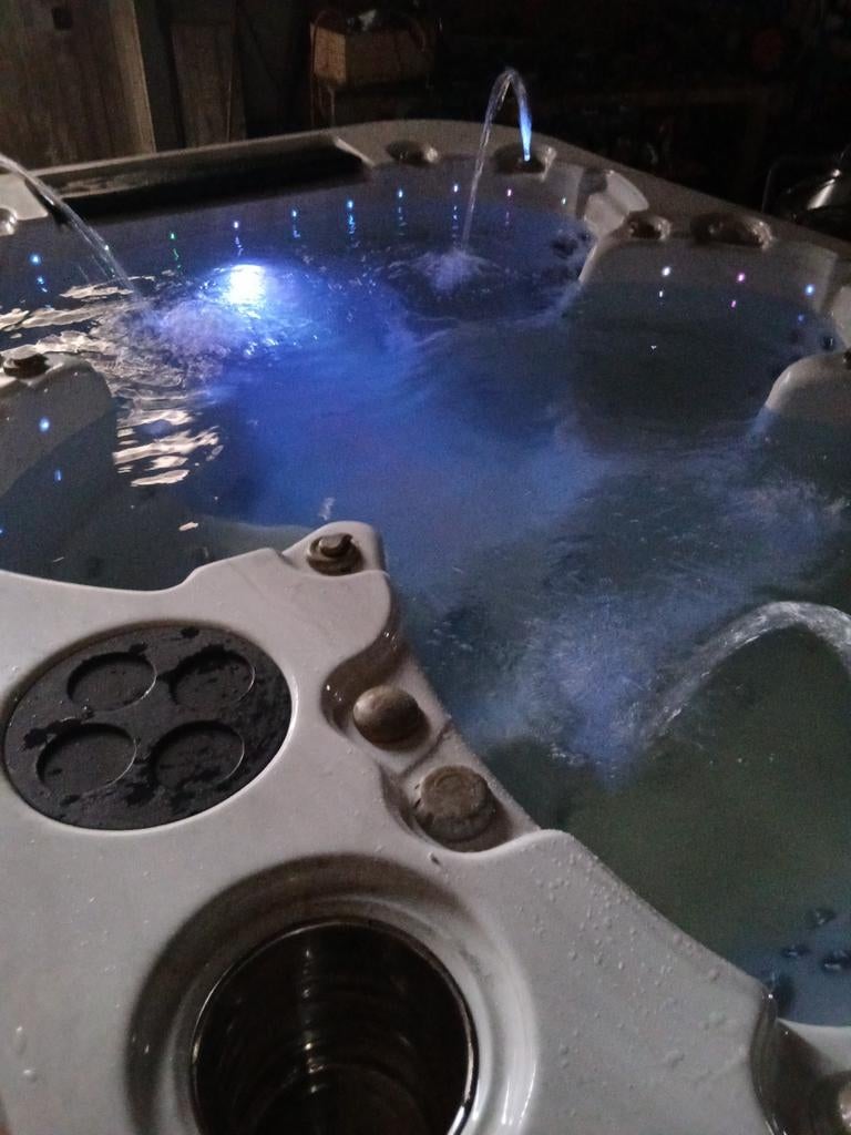 Jacuzzi  groot  model gratis geleverd, Tuin en Terras, Bubbelbaden en Hottubs, Ophalen of Verzenden