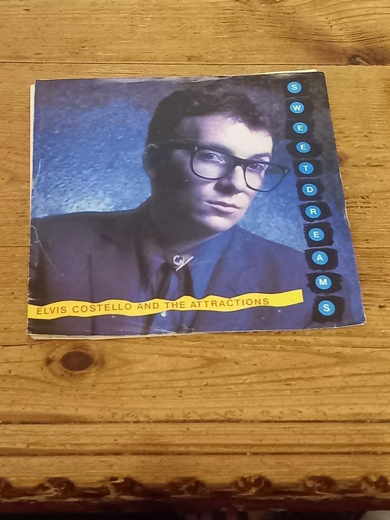 2 Singles van Elvis Costello And The Attractions, Ophalen of Verzenden, Gebruikt, Country en Western