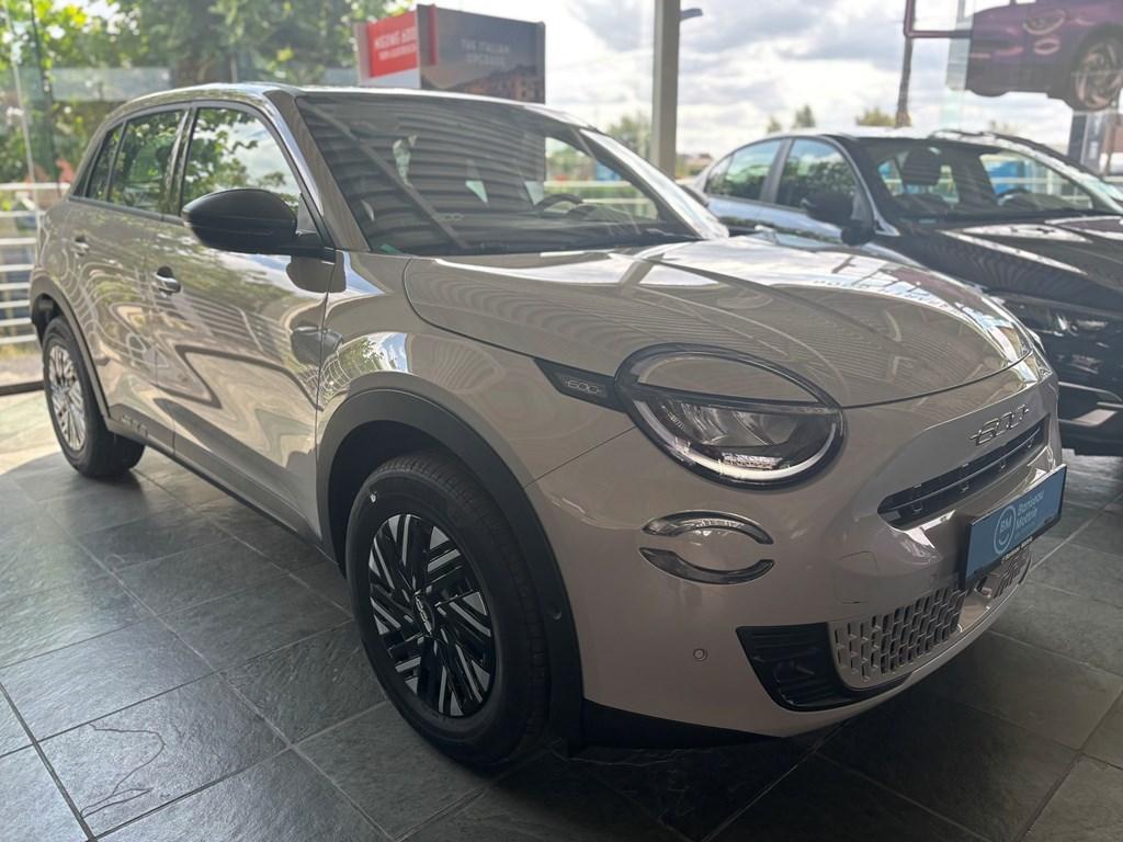 Fiat 600 HYBRID 136 PK, Auto's, Fiat, Bedrijf, Lichtmetalen velgen, Navigatiesysteem, Parkeercamera, Parkeersensor, Hybride Elektrisch/Benzine