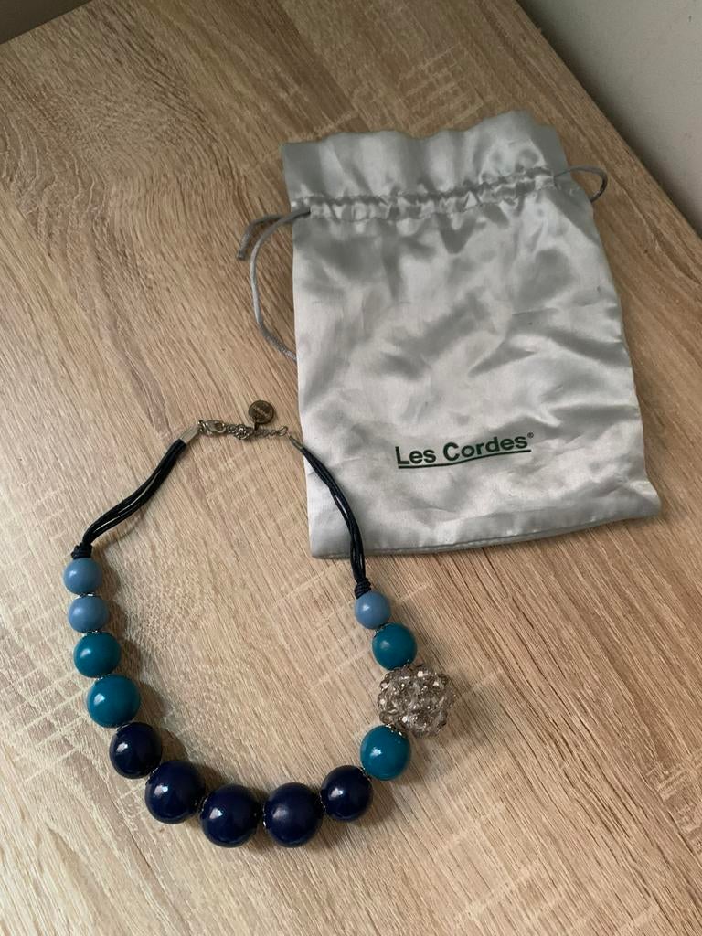 Les Cordes halsketting, Handtassen en Accessoires, Armbanden, Ophalen of Verzenden, Zo goed als nieuw, Kunststof of Plastic
