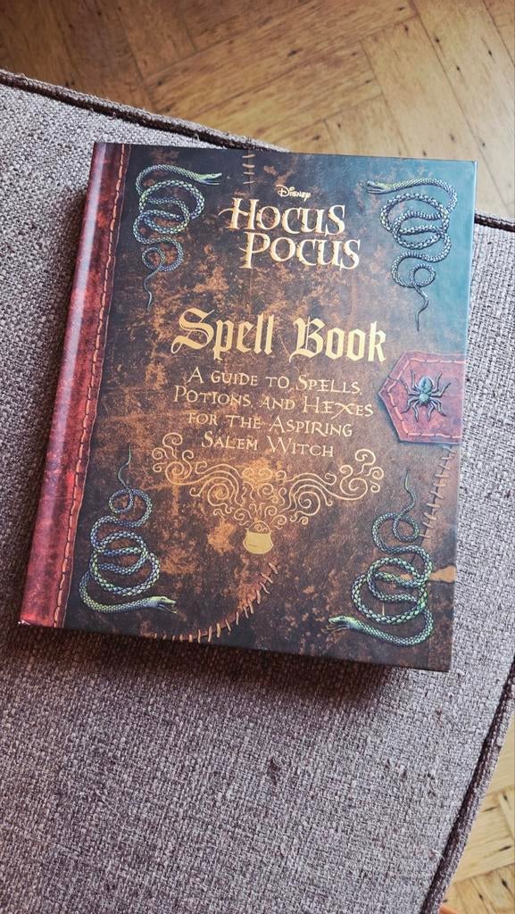Hocus Pocus Spell Book, Ophalen