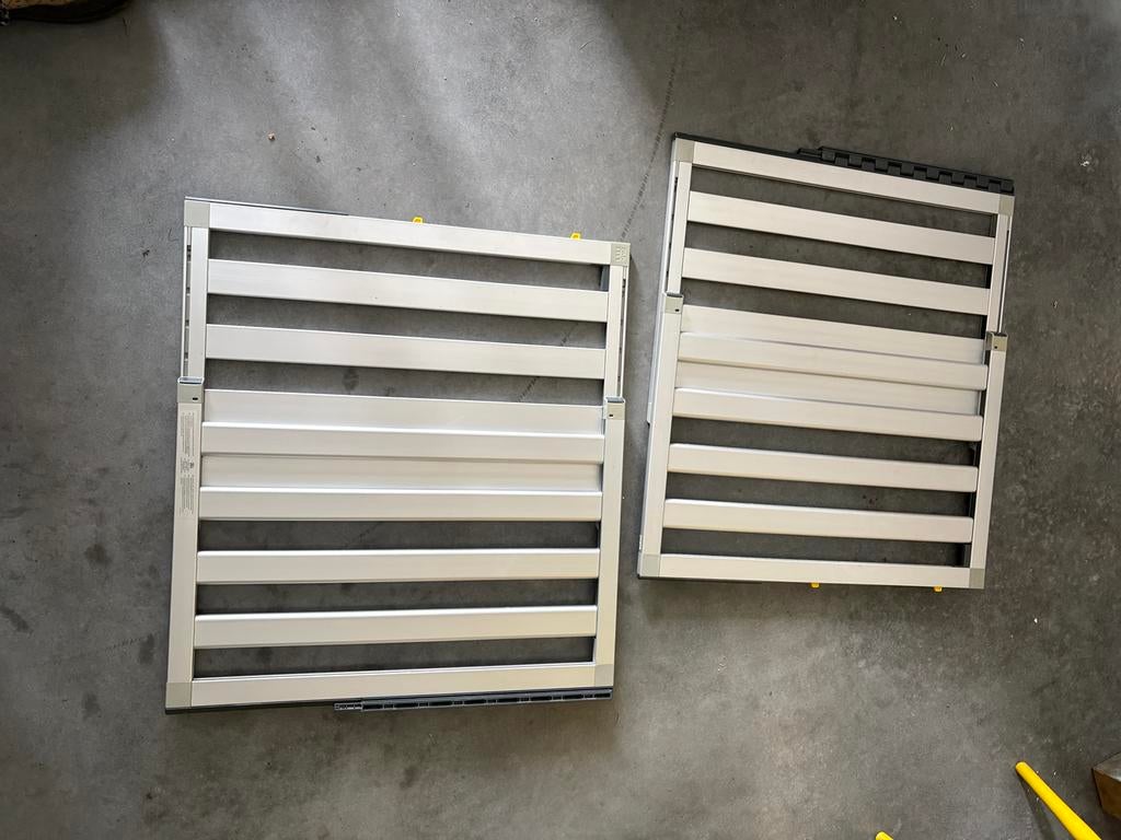 Twee Lindam traphekjes voor muur montage, Kinderen en Baby's, Traphekjes, Ophalen, Gebruikt, Aluminium, 100 tot 115 cm
