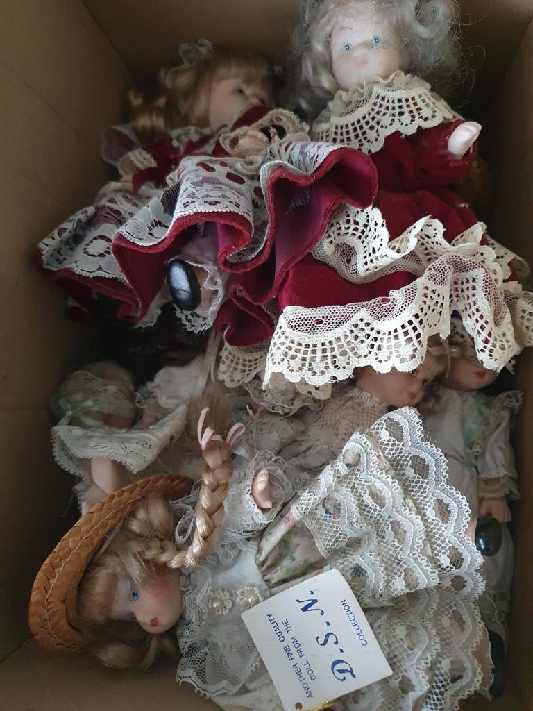 Verzameling 20 kleine porseleinen poppen, Verzamelen, Ophalen, Kleertjes