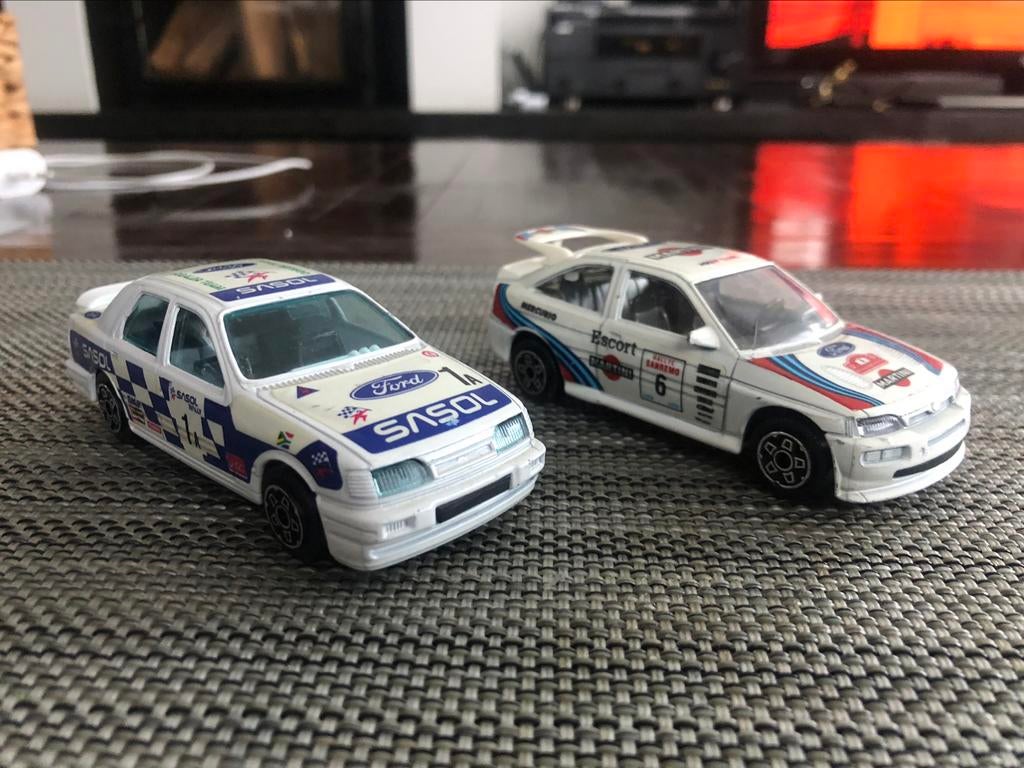 ford Sierra cosworth + ford escort rs  cosworth burago 1/43, Enlèvement, Comme neuf
