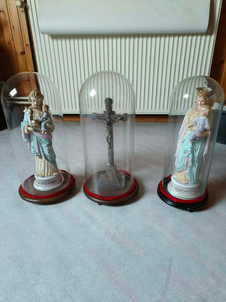 Stolp met antieke katholieke beelden, Enlèvement, Comme neuf