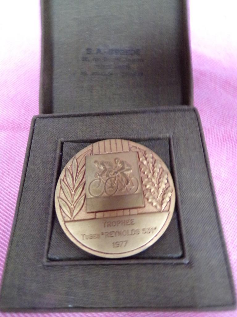 MEDAILLE SPORTIVE VELO ou/et  VOLLEY-BALL, Enlèvement