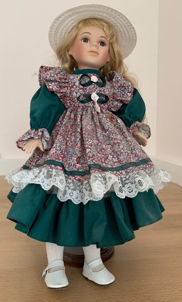 Mooie pop op staander, Ophalen, Zo goed als nieuw