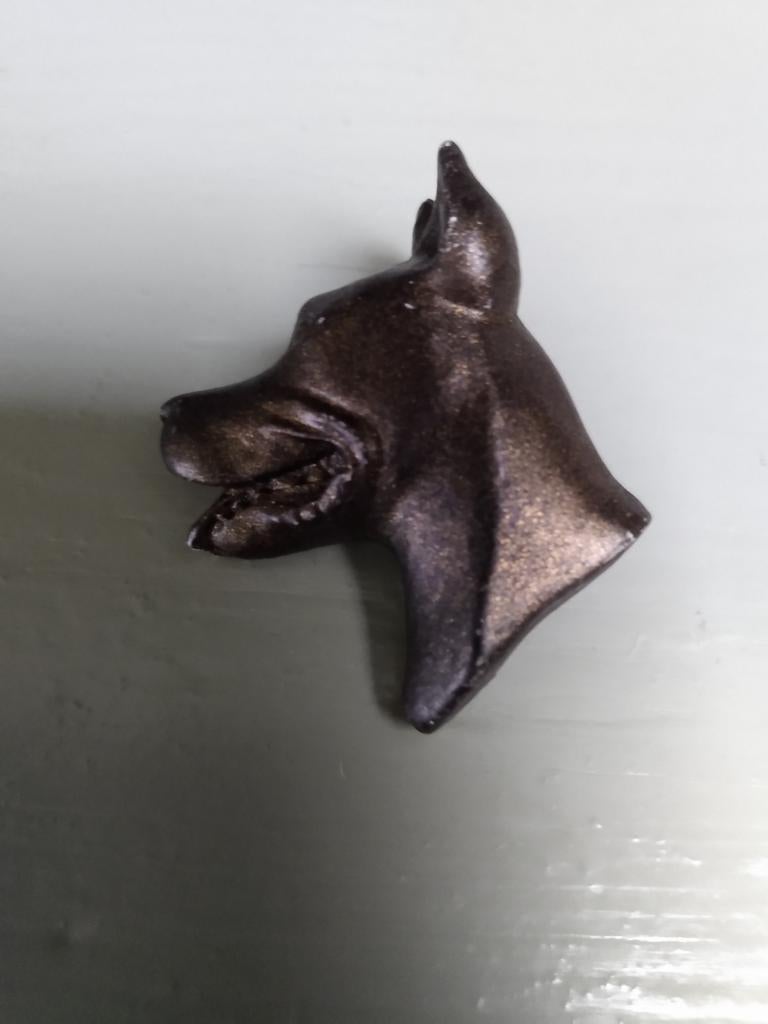 Broche hond, Handtassen en Accessoires, Broches, Ophalen of Verzenden, Koper