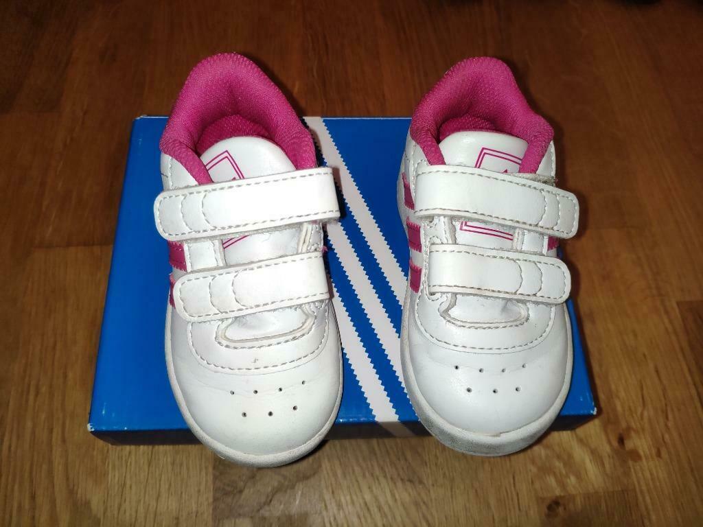 Schattige adidas sneakers adidas meisjes NIEUWSTAAT  maat 20, Adidas, Ophalen of Verzenden, Zo goed als nieuw, Jongen of Meisje