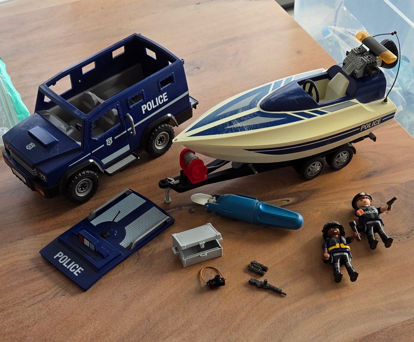 Playmobil brigade met auto en boot, Ophalen