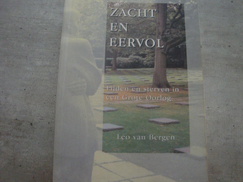 ZACHT EN EERVOL -LIJDEN EN STERVEN IN EEN GROTE OORLOG, Boeken, Ophalen of Verzenden, Gelezen