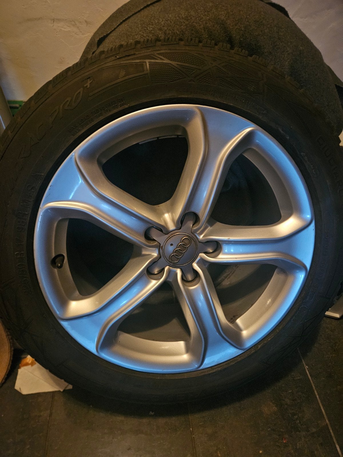 4 originele Audi-velgen met 225/5017 winterbanden, Winterbanden, Band(en)
